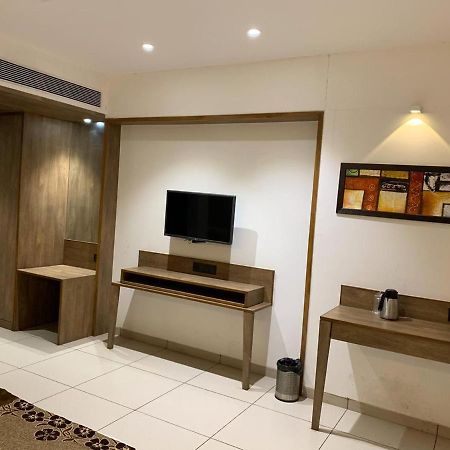 Hotel Regency Surat Zewnętrze zdjęcie