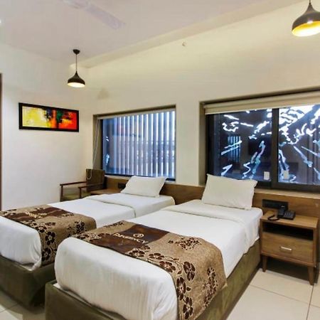 Hotel Regency Surat Zewnętrze zdjęcie