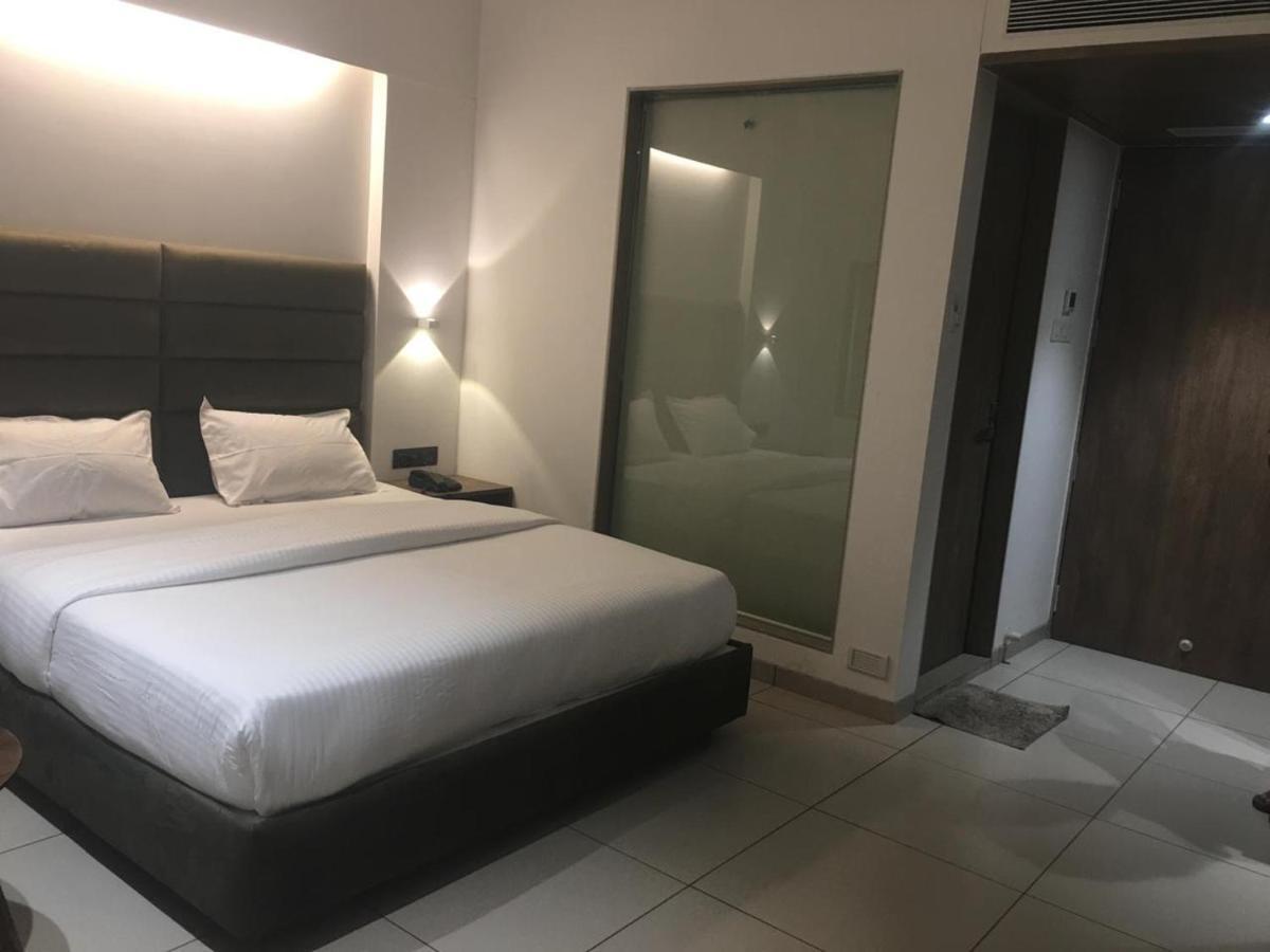 Hotel Regency Surat Zewnętrze zdjęcie