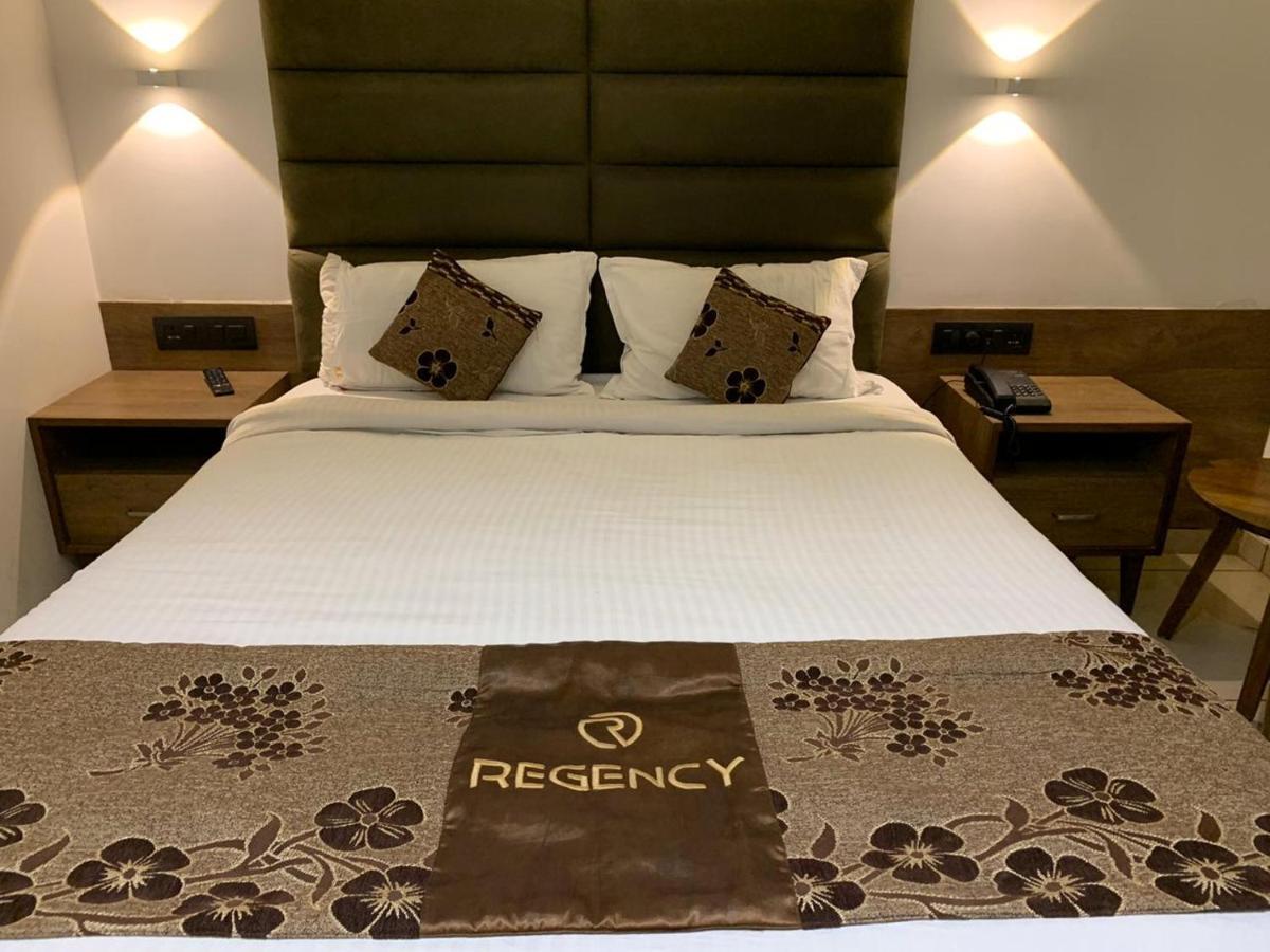 Hotel Regency Surat Zewnętrze zdjęcie