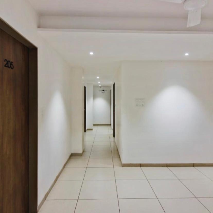 Hotel Regency Surat Zewnętrze zdjęcie