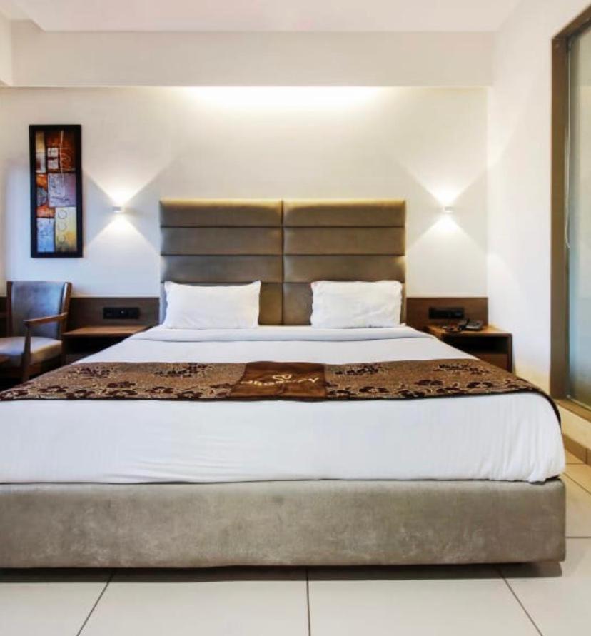 Hotel Regency Surat Zewnętrze zdjęcie