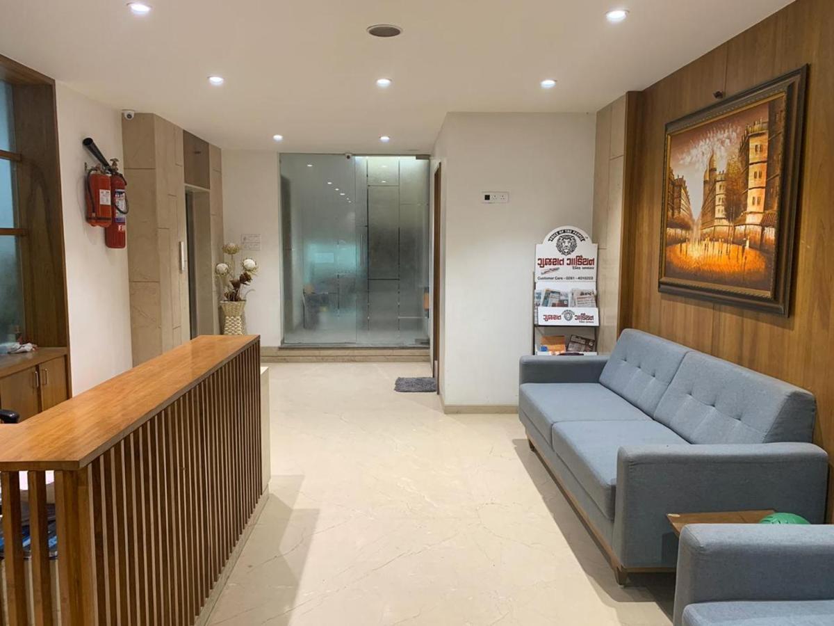 Hotel Regency Surat Zewnętrze zdjęcie